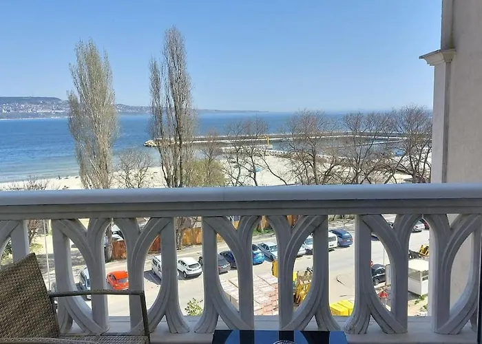 Beachfront Panoramic Flat @ South Bay *